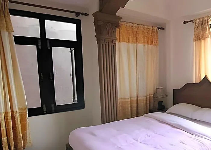 Manohara Hotel 3*